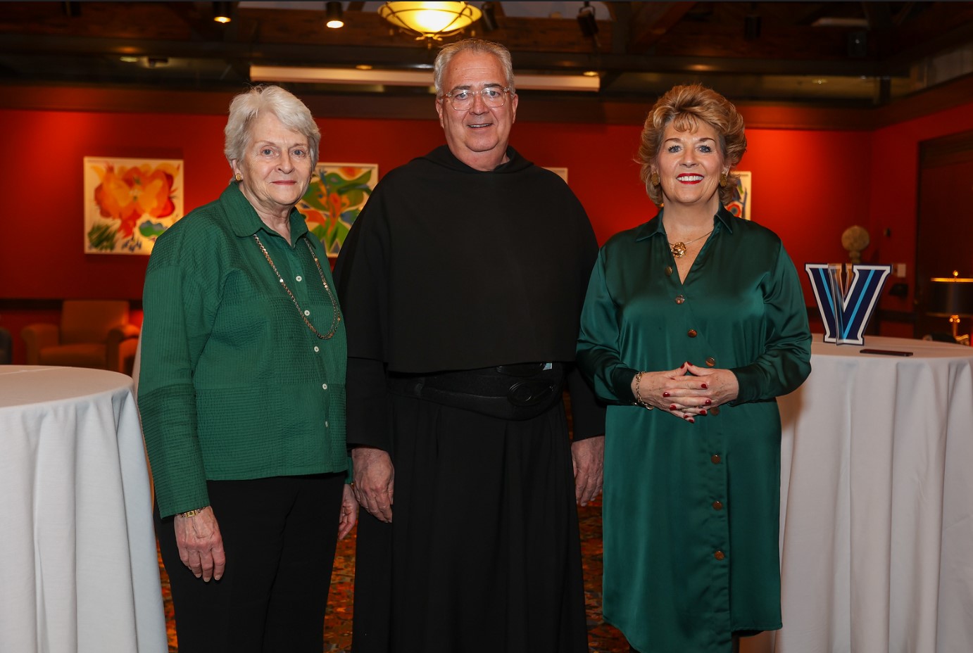 Group picture of University leadership and Irish visitors. Group picture of University leadership and Irish visitors.
