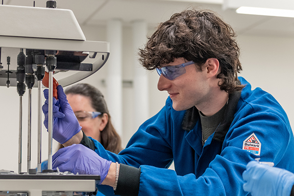 Miki Domeneghetti in a Chemical Engineering Lab